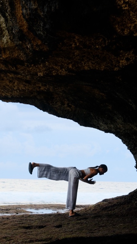 Баланс на руках в пещере — Yoga by Akula